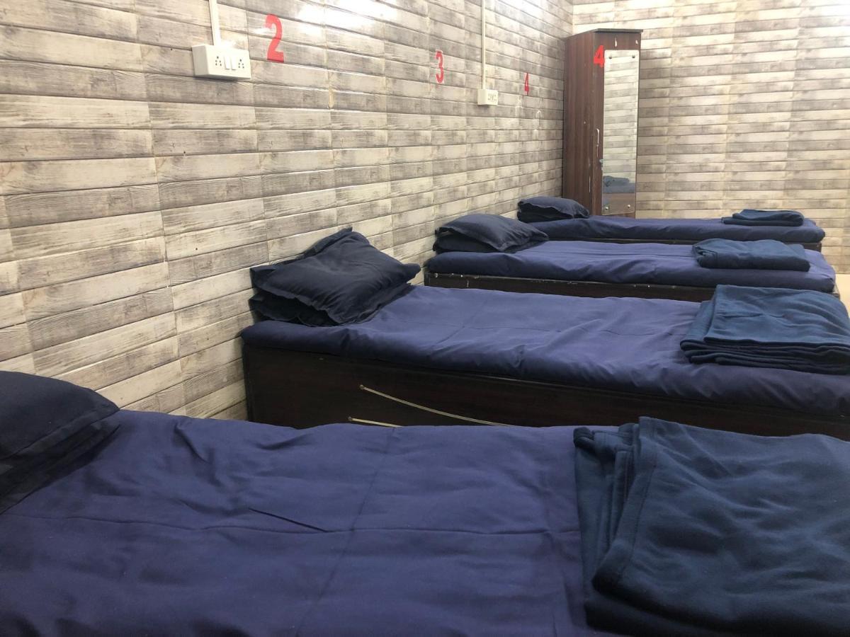 Charyana Hotel Ac Dormitory 아흐메다바드 외부 사진