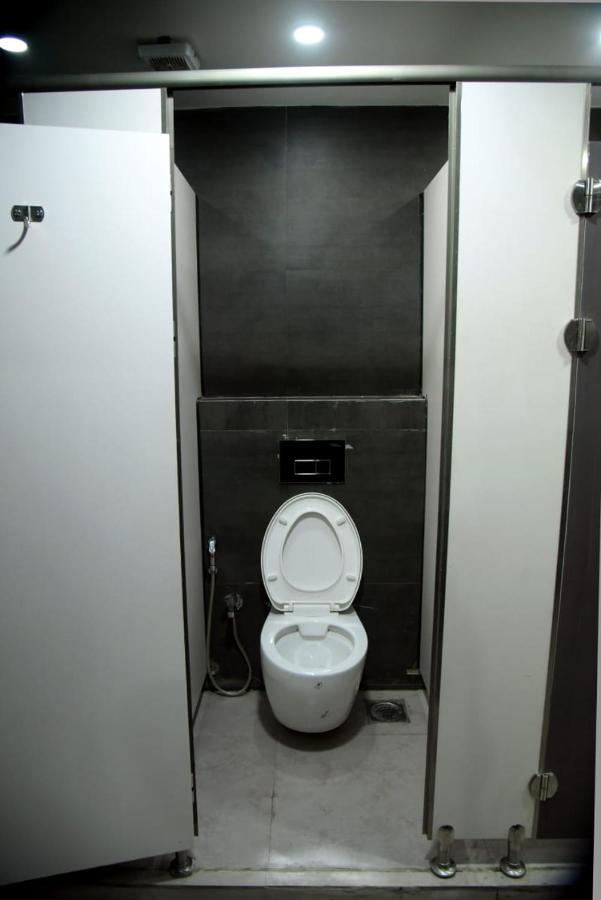 Charyana Hotel Ac Dormitory 아흐메다바드 외부 사진