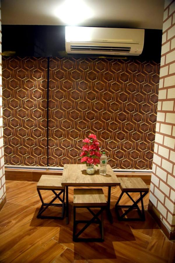 Charyana Hotel Ac Dormitory 아흐메다바드 외부 사진