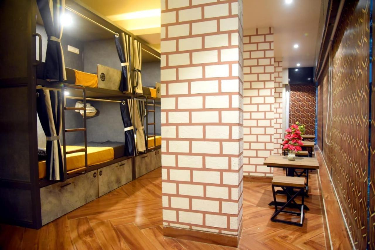 Charyana Hotel Ac Dormitory 아흐메다바드 외부 사진