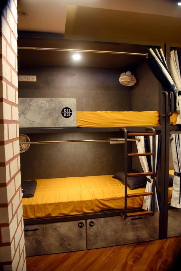 Charyana Hotel Ac Dormitory 아흐메다바드 외부 사진