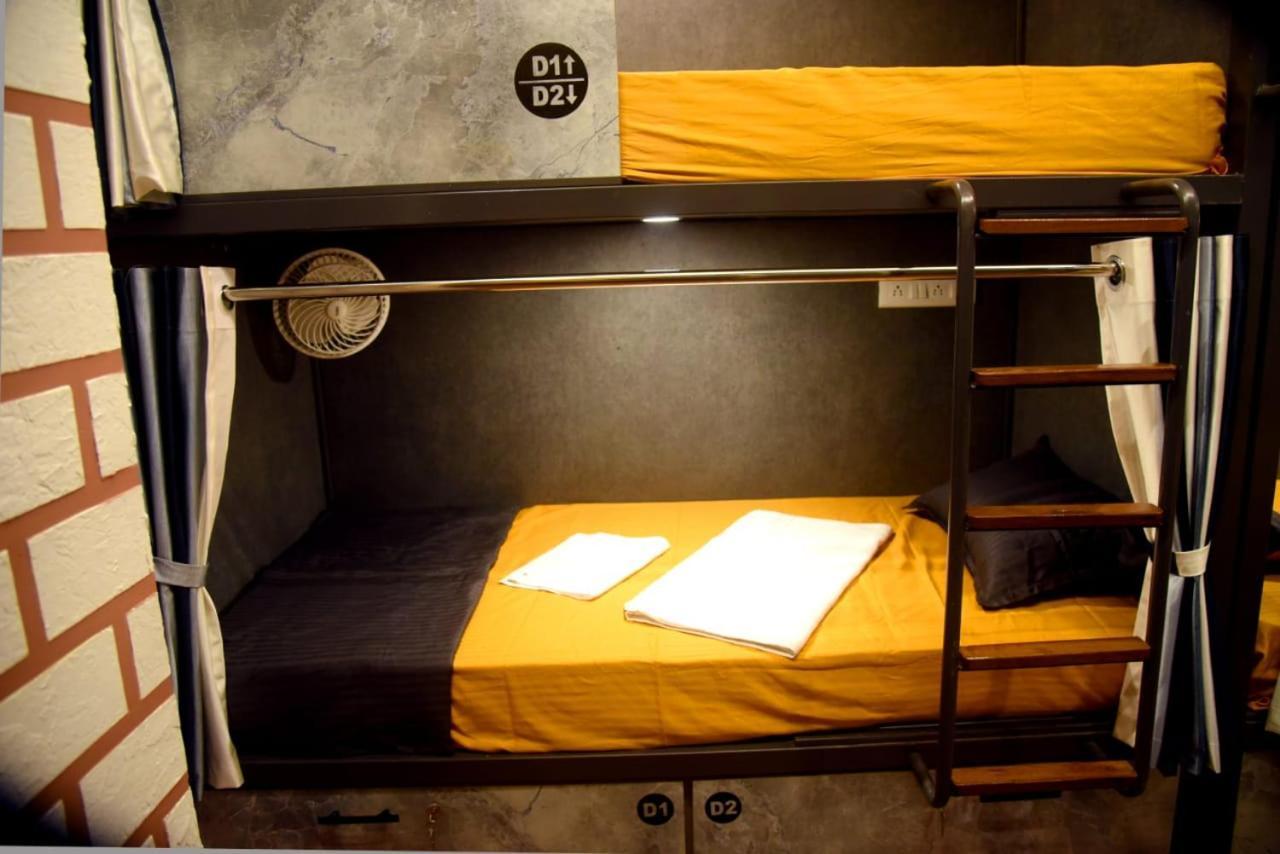 Charyana Hotel Ac Dormitory 아흐메다바드 외부 사진