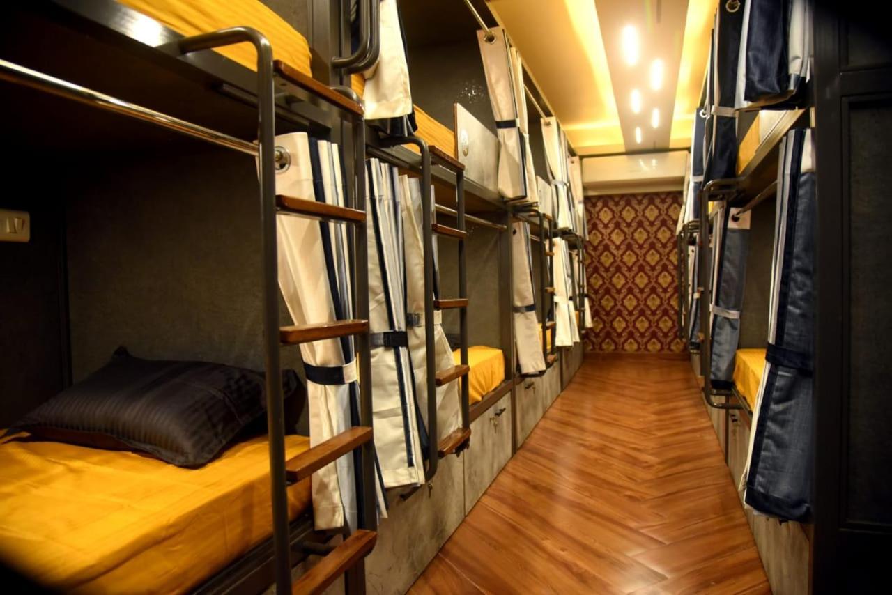 Charyana Hotel Ac Dormitory 아흐메다바드 외부 사진