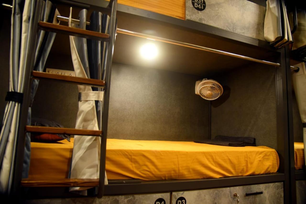 Charyana Hotel Ac Dormitory 아흐메다바드 외부 사진