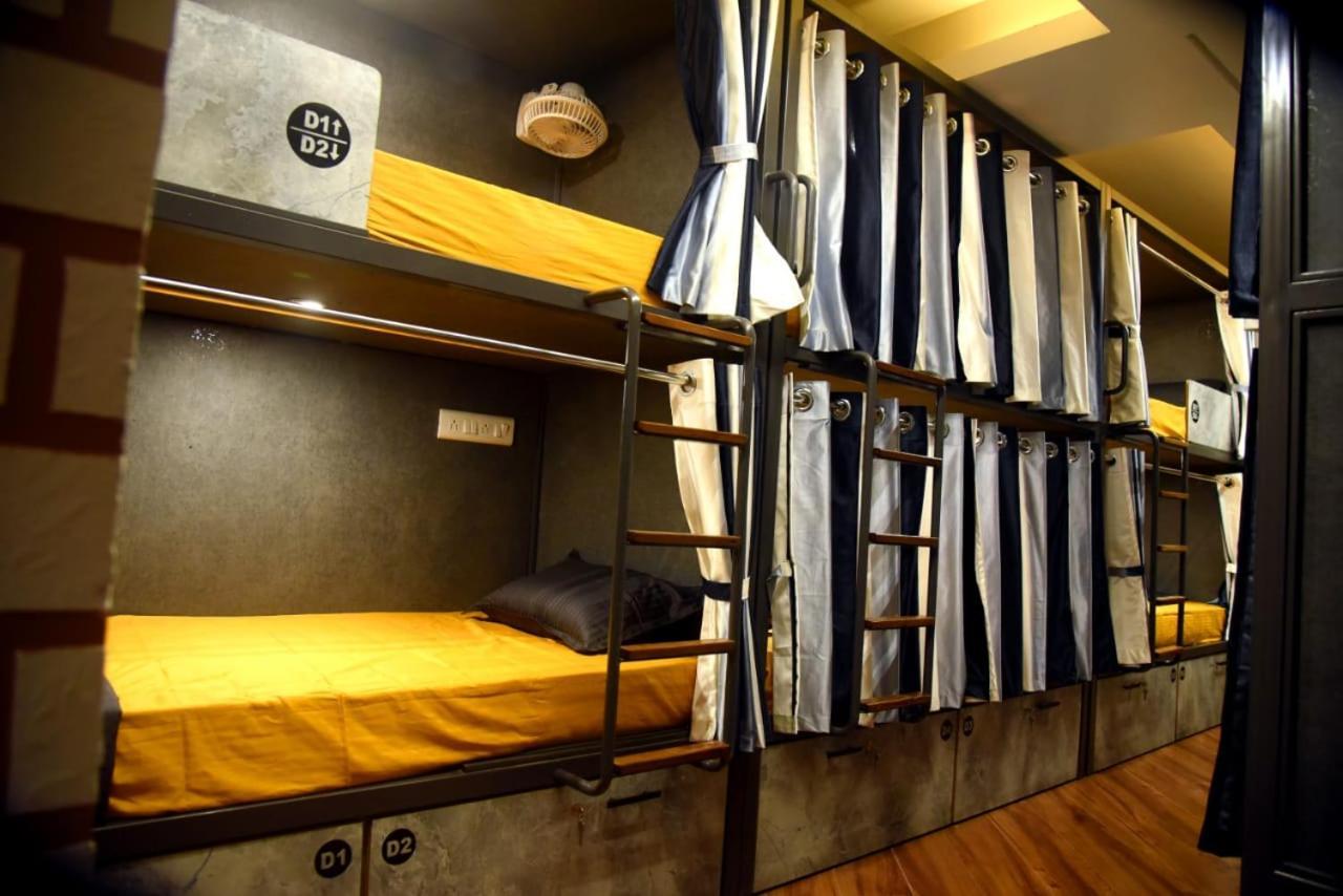 Charyana Hotel Ac Dormitory 아흐메다바드 외부 사진